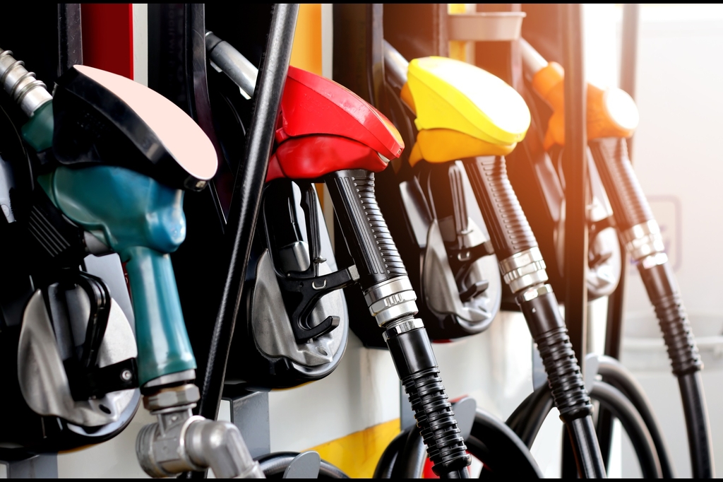 Das Bild zeigt Tankstutzen für die Benzin oder Diesel an einer Tankstelle
